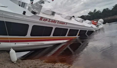 Barco expresso colide com barranco e afunda parcialmente no Rio Negro
