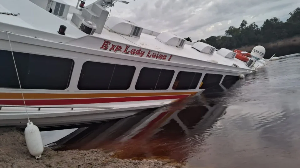 Barco expresso colide com barranco e afunda parcialmente no Rio Negro