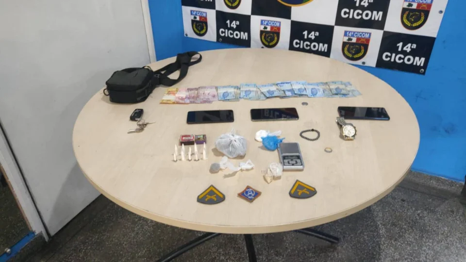 Polícia Militar do Amazonas prende homem e apreende porções de drogas e aparelhos celulares furtados