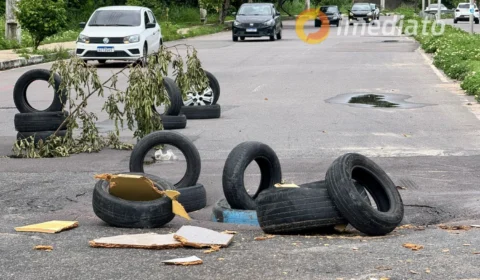 Buraco na Av. Nathan Xavier pode interditar via que conecta Av. das Torres ao Novo Aleixo