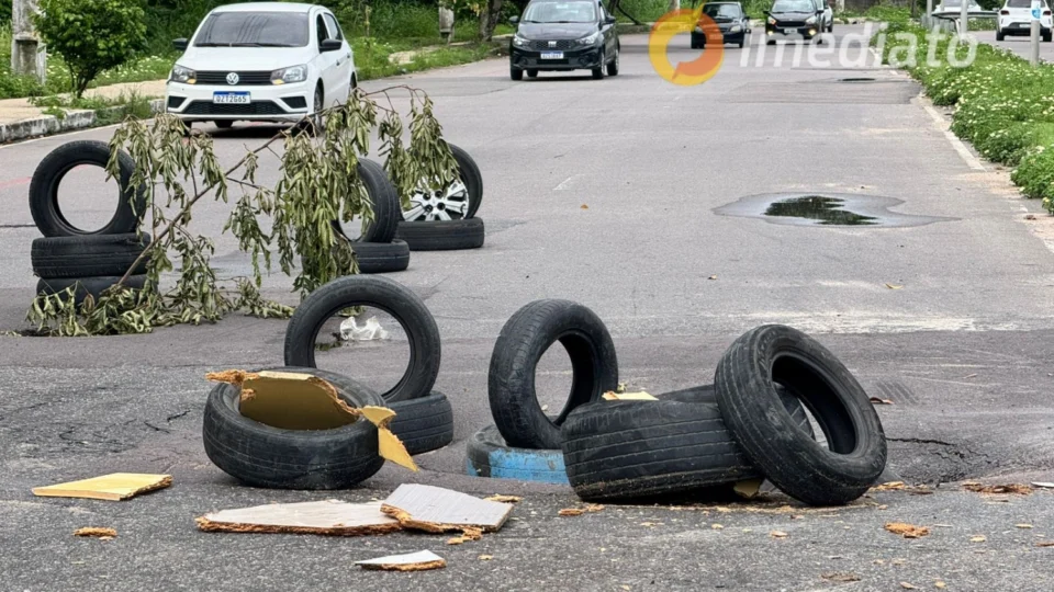 Buraco na Av. Nathan Xavier pode interditar via que conecta Av. das Torres ao Novo Aleixo