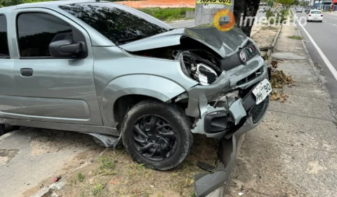 Ônibus colide com automóvel, que fica destruído ao atingir poste na Av. Autaz Mirim