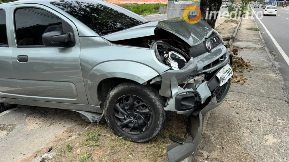 Ônibus colide com automóvel, que fica destruído ao atingir poste na Av. Autaz Mirim