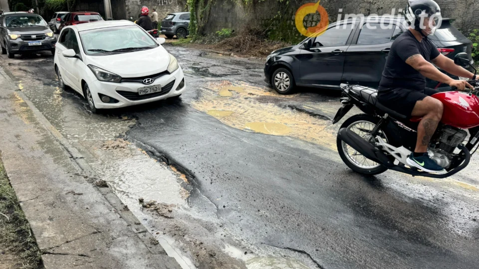 Crateras causam transtornos na rua José Romão enquanto prefeitura não age
