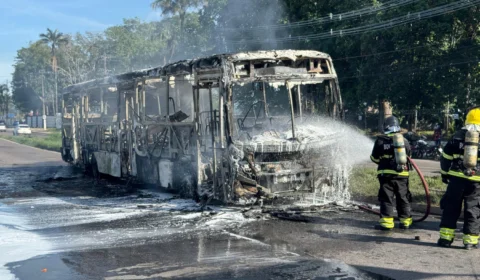 Motorista estava indo para a garagem quando curto-circuito causou incêndio no ônibus 059