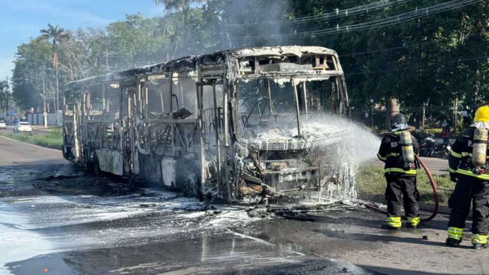 Motorista estava indo para a garagem quando curto-circuito causou incêndio no ônibus 059