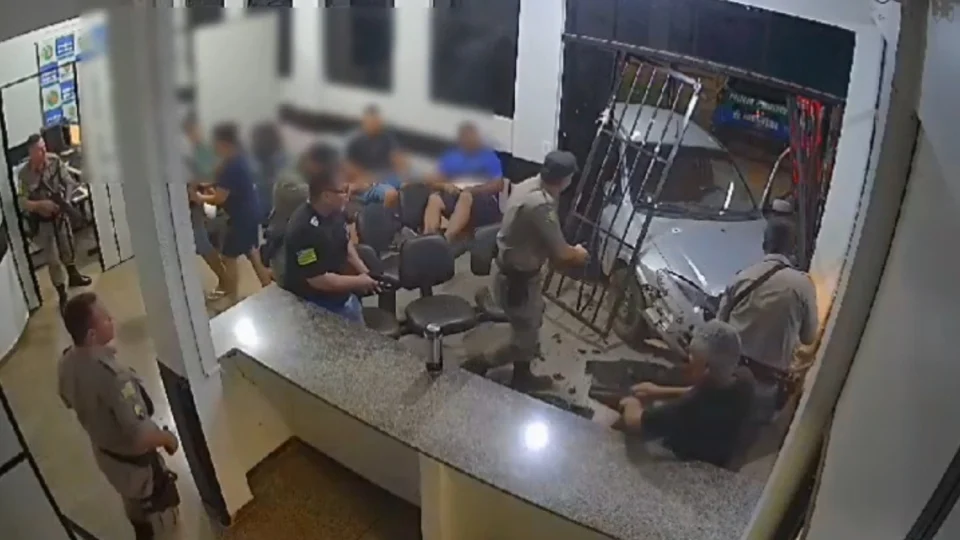 Vídeo: Dupla é presa após invadir delegacia com carro no Distrito Federal