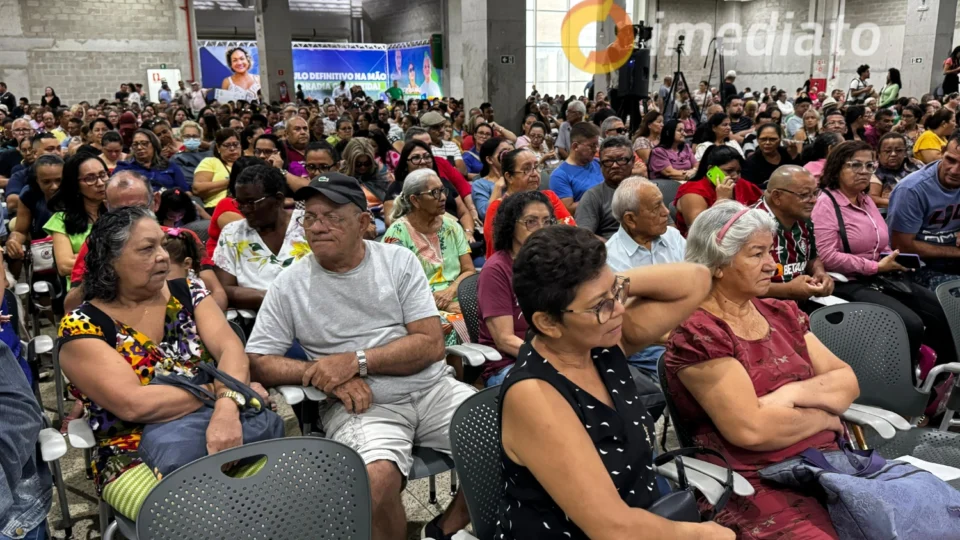 Amazonas Meu Lar: Wilson Lima entrega 800 títulos definitivos em Manaus e avança no interior