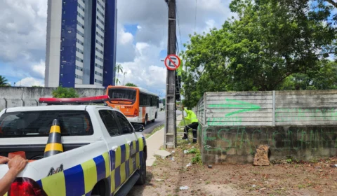 Flanelinhas arrancam placas de proibição de estacionamento na Ponta Negra