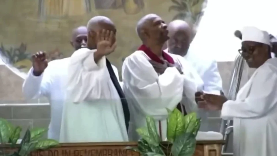 Denzel Washington é batizado e ordenado Pastor no Harlem