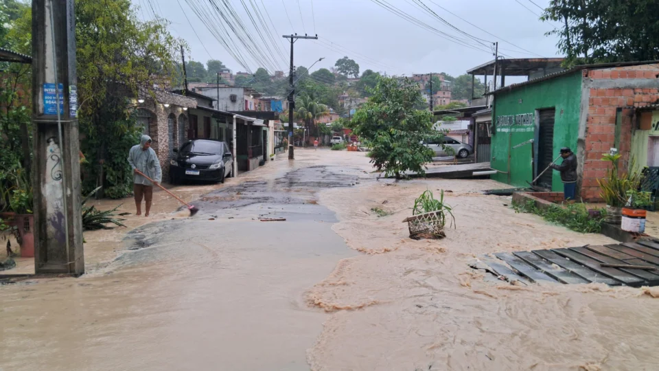 Moradores do Parque Mauá denunciam abandono e alagamentos em Manaus