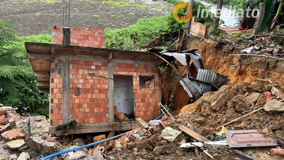 Desmoronamento de casa preocupa moradores do bairro Educandos