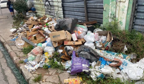 Ruas da cidade são tomadas por acúmulo de lixo devido a falta de coleta