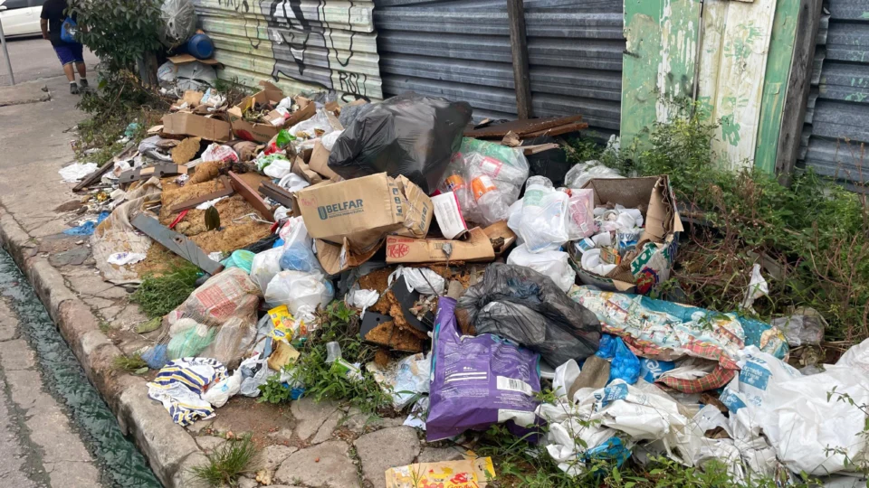 Ruas da cidade são tomadas por acúmulo de lixo devido a falta de coleta