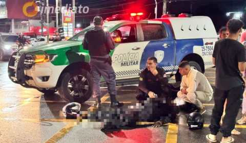 Entregador fica gravemente ferido após colisão na Avenida Max Teixeira
