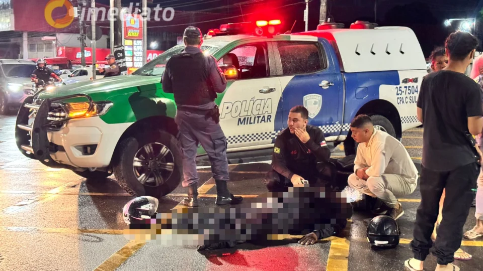 Entregador fica gravemente ferido após colisão na Avenida Max Teixeira