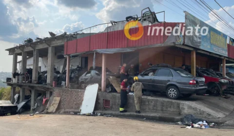VEJA VÍDEOS: sucataria fica destruída durante incêndio no bairro Cidade de Deus