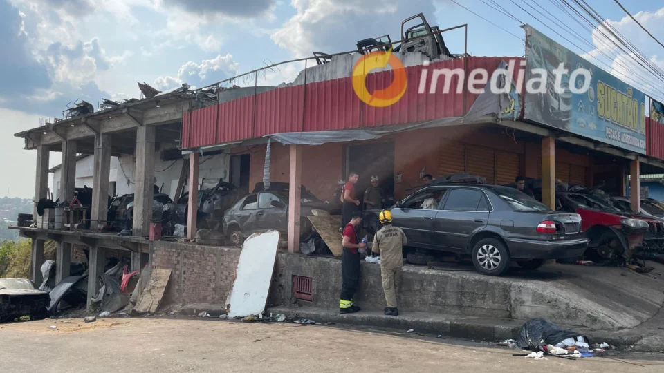 VEJA VÍDEOS: sucataria fica destruída durante incêndio no bairro Cidade de Deus