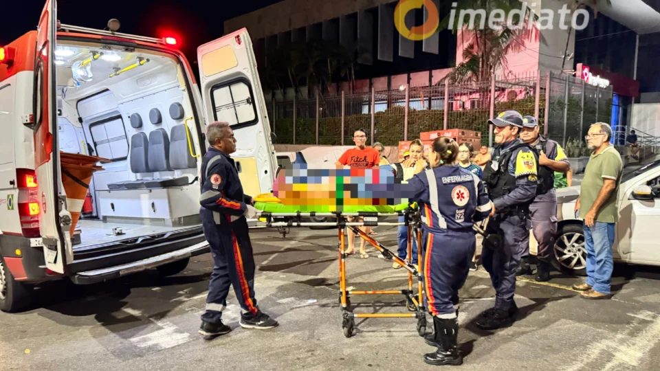 Idosa é atropelada por carro ao tentar atravessar rua no bairro Cachoeirinha