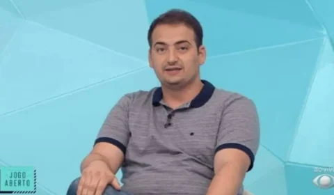 VEJA: Jornalista usa martelo para destruir itens do Athletico Paranaense após rebaixamento