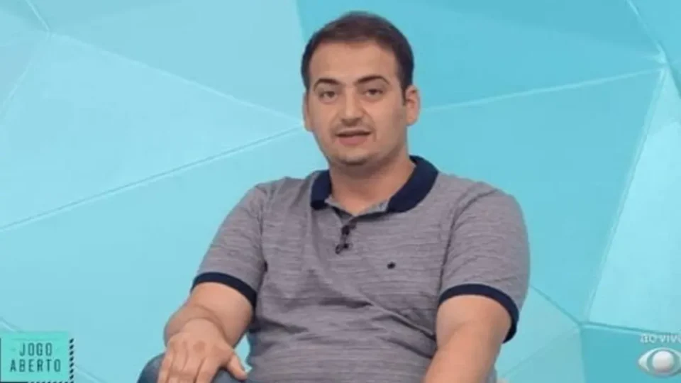 VEJA: Jornalista usa martelo para destruir itens do Athletico Paranaense após rebaixamento