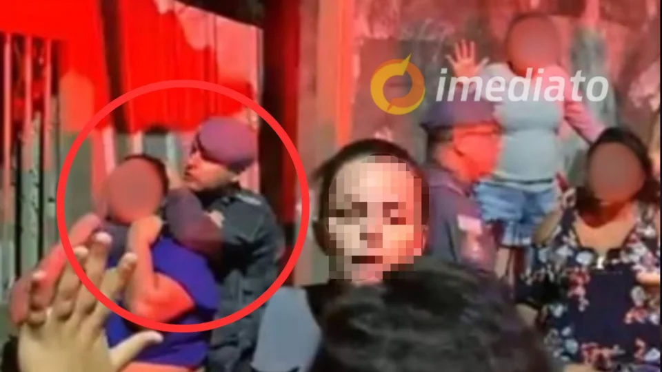 VEJA VÍDEO: PMs agridem mulher imobilizada com socos e chutes