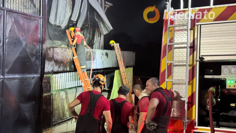 Incêndio atinge fábrica de reciclagem no Distrito Industrial