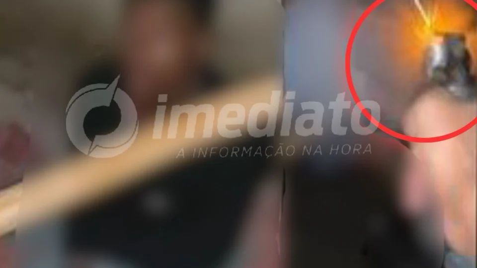 VEJA VÍDEO: jovem é brutalmente assassinado dentro de casa a tiros e golpes de foice