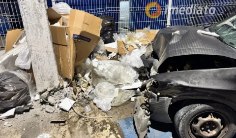 Motorista desvia para salvar ciclista e colide carro em poste na Avenida das Torres