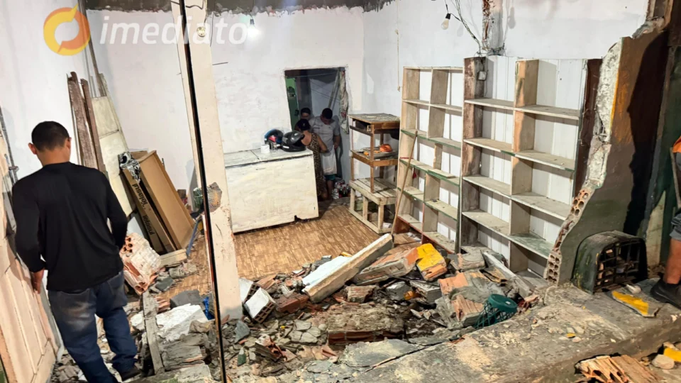 Motorista embriagado perde o controle e destrói fachada de residência no bairro Nova Floresta