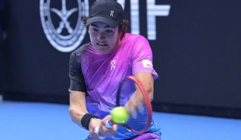 Tenista brasileiro João Fonseca alcança primeira final na ATP