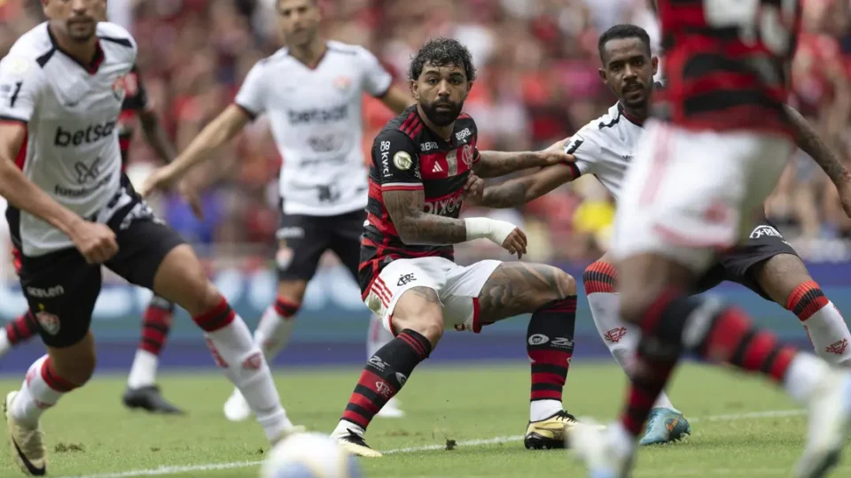 Flamengo e Vitória empatam em 2 a 2 no Maracanã; Gabigol se despede do Rubro-Negro