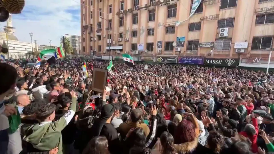 Governo de Bashar al-Assad cai após 50 anos de domínio na Síria