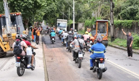 Após denúncias, Prefeitura de Manaus fecha cratera na rua José Romão na Zona Leste de Manaus