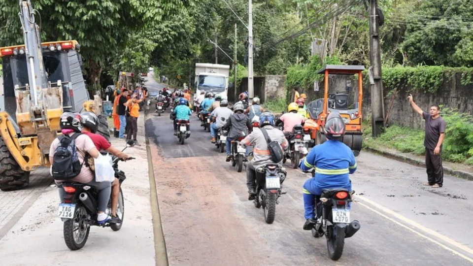 Após denúncias, Prefeitura de Manaus fecha cratera na rua José Romão na Zona Leste de Manaus