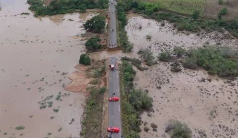VEJA VÍDEO: três pessoas morrem após rodovia ceder em Sergipe