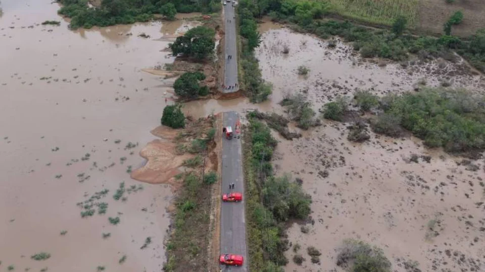VEJA VÍDEO: três pessoas morrem após rodovia ceder em Sergipe