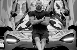 Influenciador morre após anestesia geral para fazer tatuagem