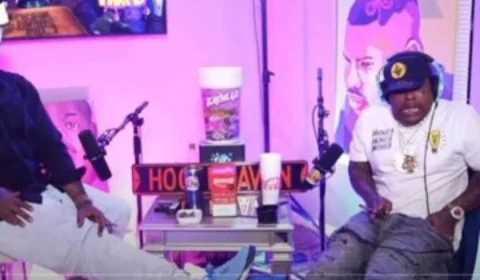 VEJA VÍDEO: rapper vai à podcast armado e dispara armamento acidentalmente