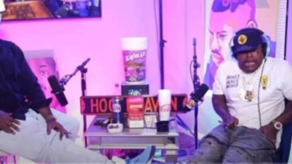 VEJA VÍDEO: rapper vai à podcast armado e dispara armamento acidentalmente