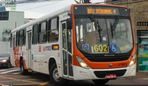 Ladrão pede desculpas durante assalto a ônibus na Avenida André Araújo