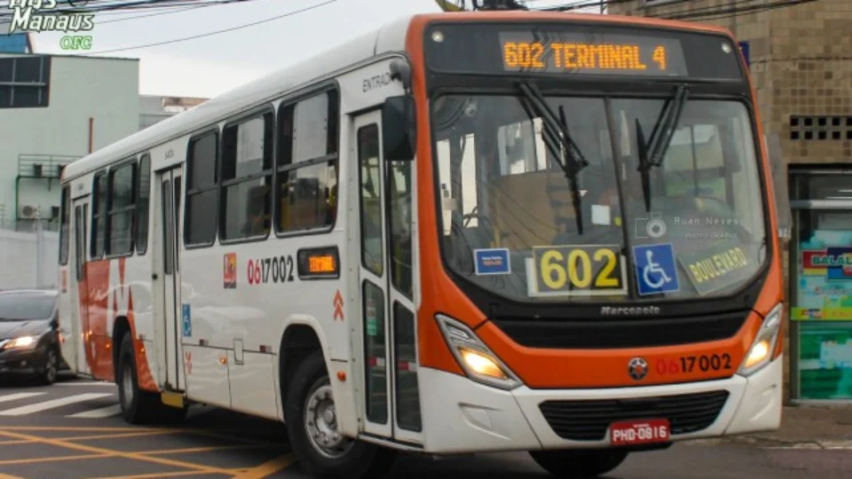 Ladrão pede desculpas durante assalto a ônibus na Avenida André Araújo