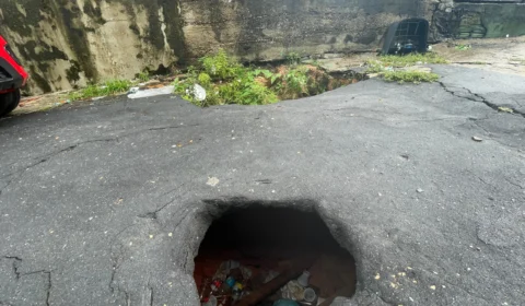 Prefeitura não fecha crateras que geram risco de acidentes no bairro Cachoeirinha