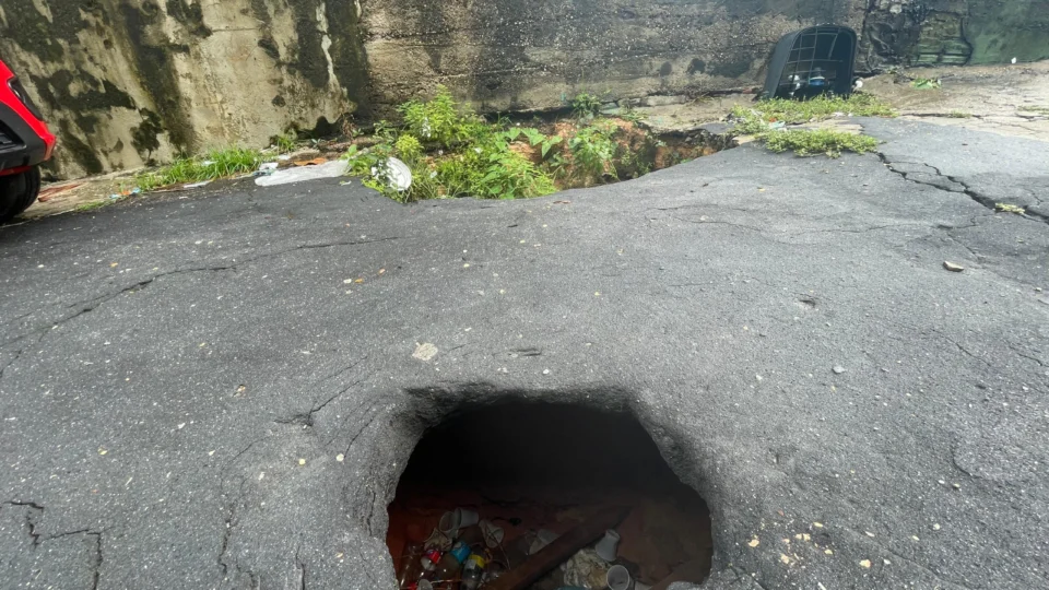 Prefeitura não fecha crateras que geram risco de acidentes no bairro Cachoeirinha