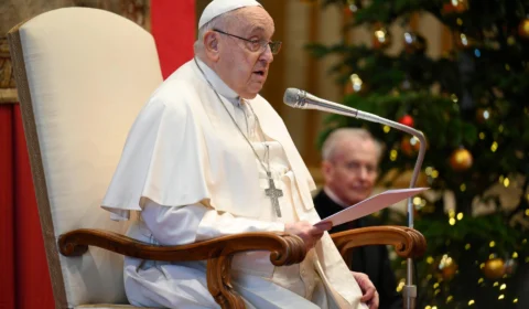 Papa Francisco dorme bem e segue em recuperação após crise respiratória, diz Vaticano