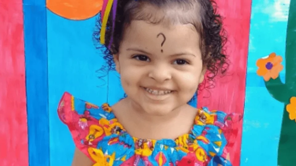 Menina de dois anos baleada na cabeça em Pilares permanece em estado grave