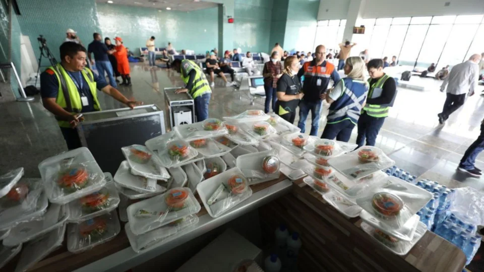 Passageiros deportados dos EUA embarcam rumo ao destino final após assistência do Governo do Amazonas