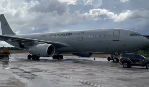 Avião da FAB com deportados dos EUA decola de Manaus com destino a Minas Gerais