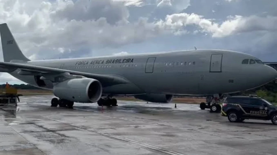 Avião da FAB com deportados dos EUA decola de Manaus com destino a Minas Gerais