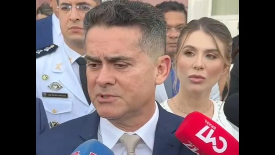 “Meu coração transborda de alegria”, diz David Almeida ao tomar posse como prefeito